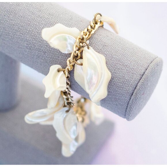 Vintage White Shells Bracelet | Gold Tone Bracelet | 7.5 inch | Shell | J12 - Picture 2 of 3